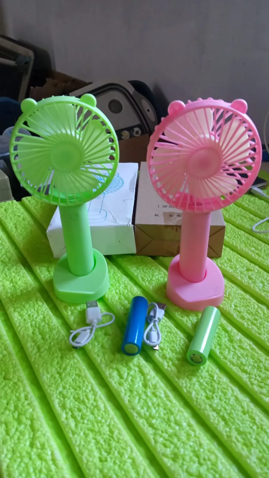 PORTABLE CLASSIC HAND FAN TABLE FAN 3 STEP SPEED SETTING FAN PERSONAL DESK FAN SUITABLE FOR OFFICE , SCHOOL & HOME USE (battery not included)